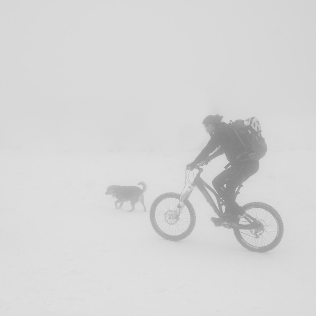 Cyklista na horách ve sněhové vánici